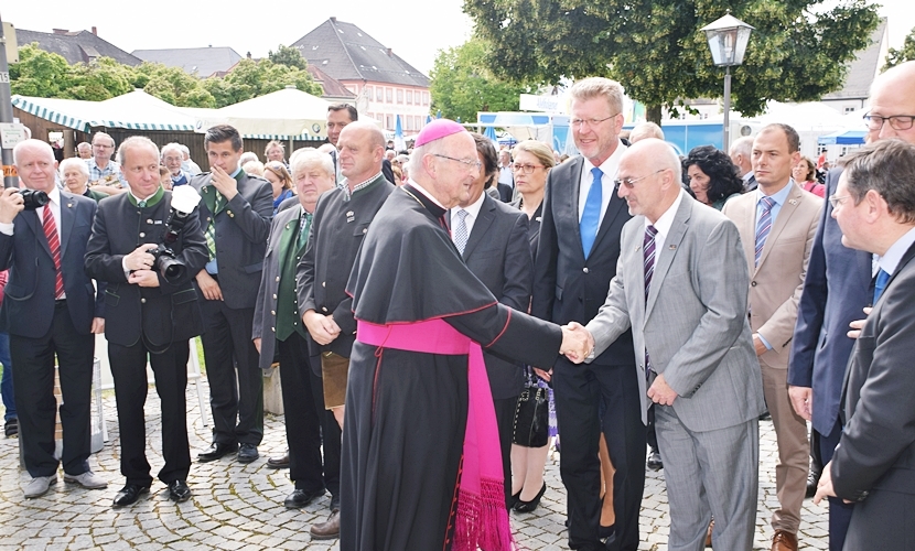 Ehrengäste stehen anlässlich der Städtepartnerschaft Altötting-Mariazell vor dem Rathaus Altötting. 