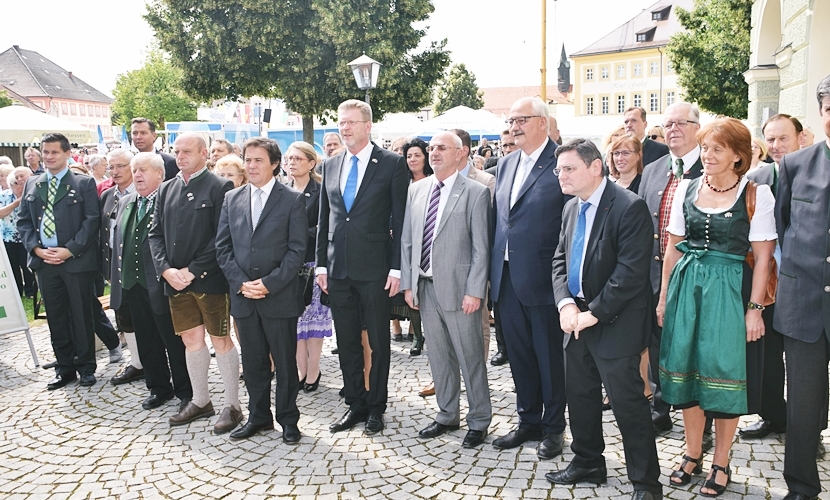 Ehrengäste stehen anlässlich der Städtepartnerschaft Altötting-Mariazell vor dem Rathaus Altötting.