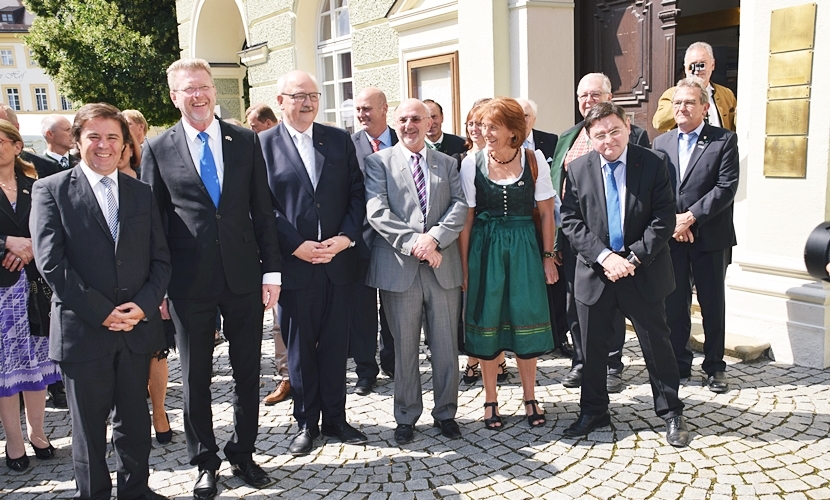 Ehrengäste stehen anlässlich der Städtepartnerschaft Altötting-Mariazell vor dem Rathaus Altötting.