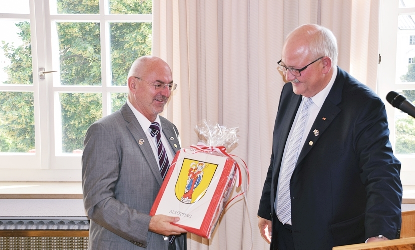 Bürgermeister Hofauer überreicht dem Bürgermeister aus Mariazell ein Geschenk aus Altötting.