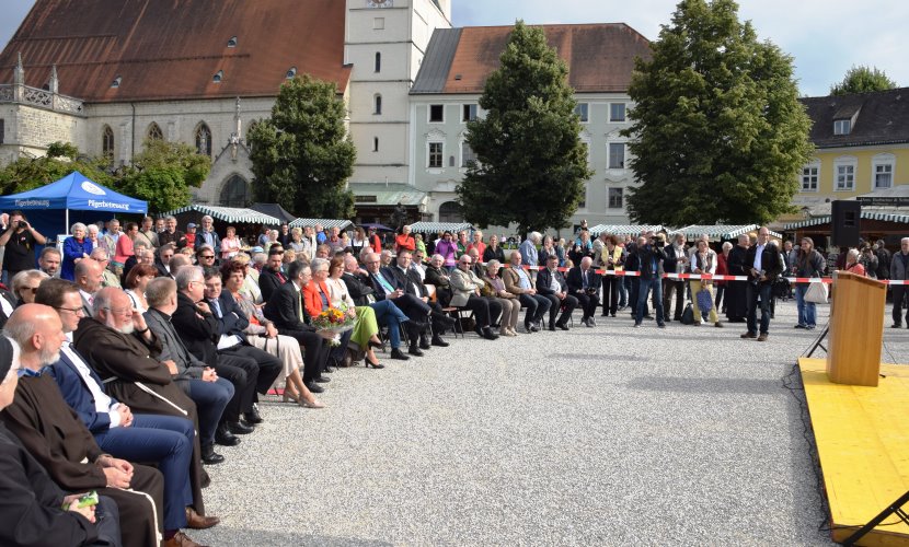 Ehrengäste am Klostermarkt Altötting sitzen vor der Bühne.