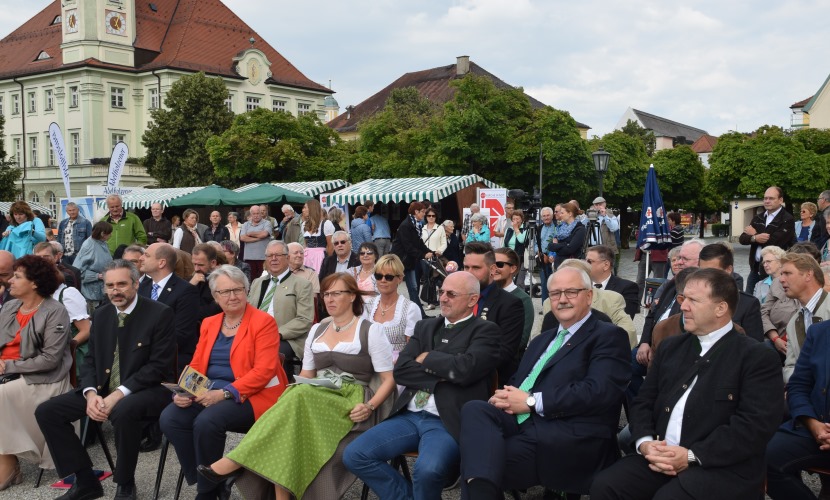Ehrengäste am Klostermarkt Marizell sitzen vor der Bühne.