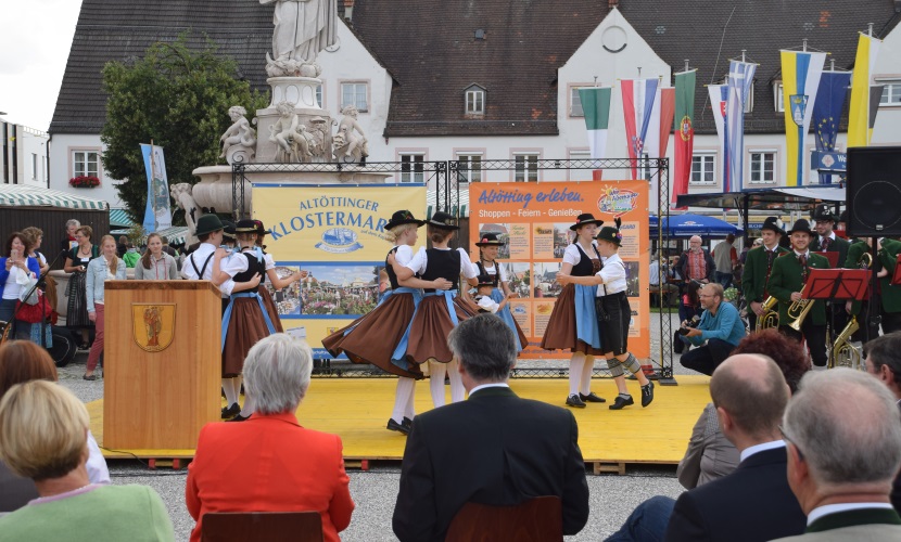 Trachtler tanzen auf der Bühne am Klostermarkt Altötting.