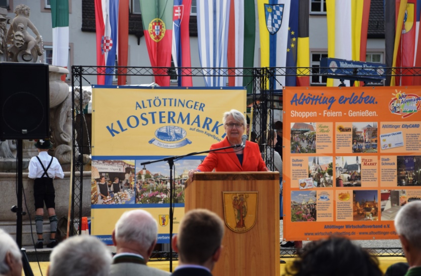 Ansprache auf der Bühne am Klostermarkt Altötting.