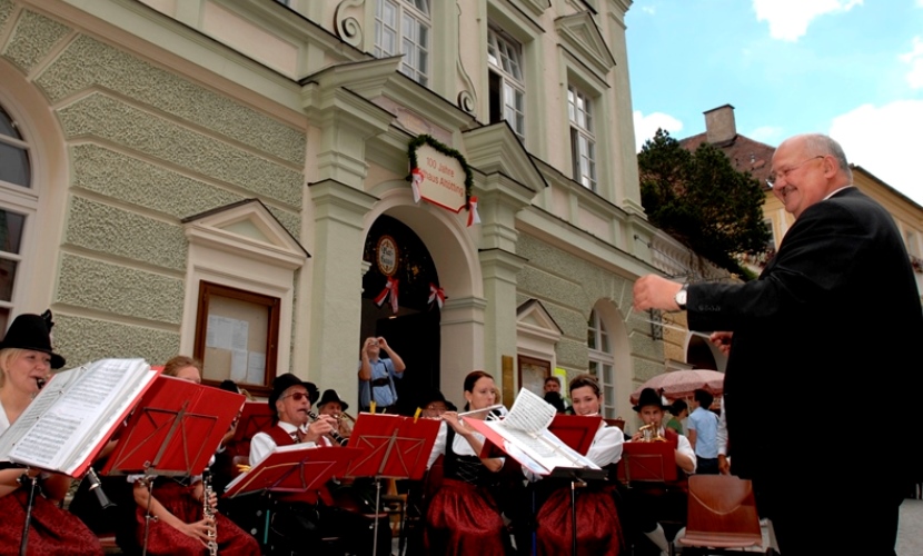 Das Orchester spielt vor dem Rathaus.