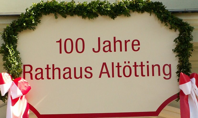 Schild 100 Jahre Rathaus Altötting