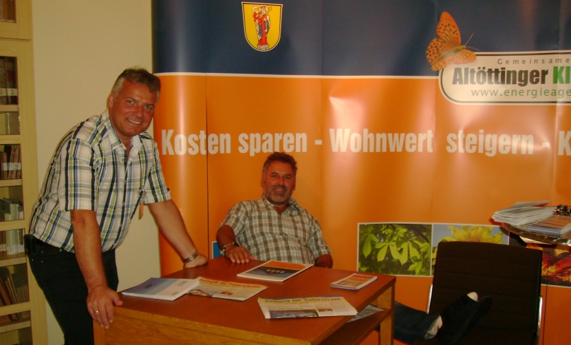 Alois Wieser und Toni Dingl sitzen im Eingangsbereich im Rathaus.