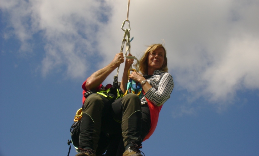 Hannelore Wendt wird von der Bergwacht gerettet in einer Rettungsübung.