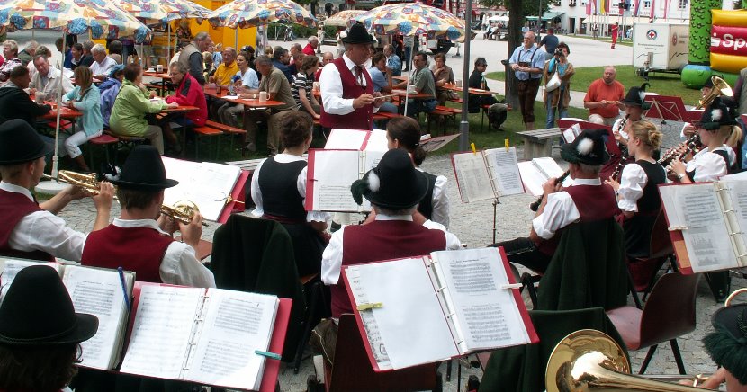 Die Musikkapelle spielt vor dem Rathaus. 