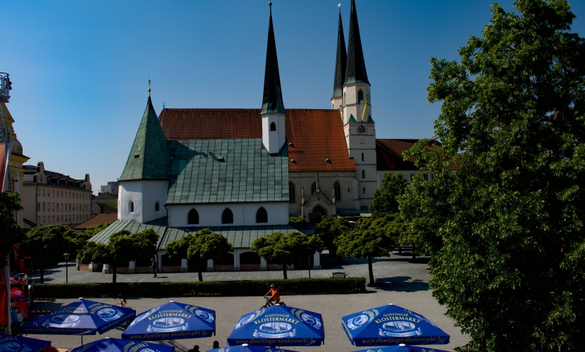 Der Blick auf die Gnadenkapelle und auf die Stiftskirche.