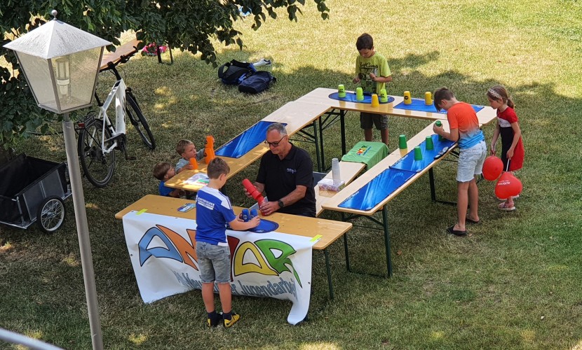 Jugendpfleger Dieter Prenninger-Hackl begeisterte mit "Speedstacking".