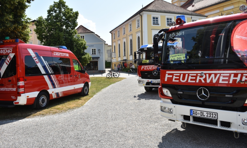 Die Freiwillige Feuerwehr Altötting stellt ein paar Fahrzeuge aus.