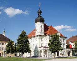 Außenansicht auf das Altöttinger Rathaus. 