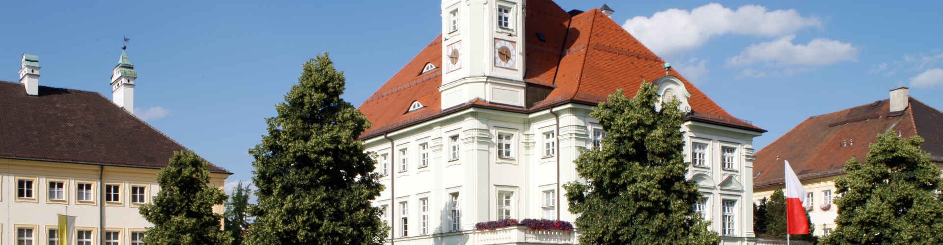 Außenansicht auf das Altöttinger Rathaus.