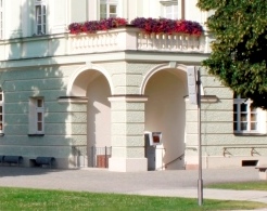 Ein Teilbild eines Bildes des Altöttinger Rathauses.