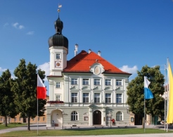 Außenansicht auf das Altöttinger Rathaus.