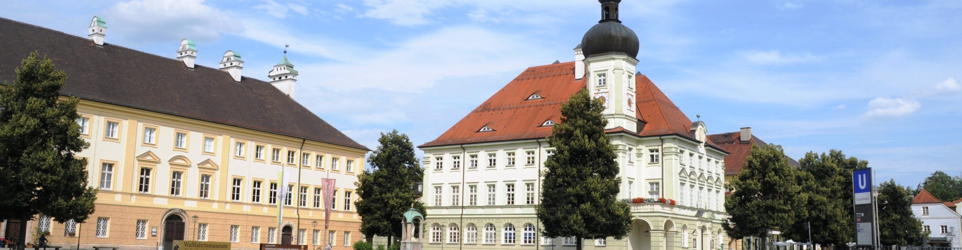 Blick auf das Rathaus Altötting mit der Schatzkammer nebenan.