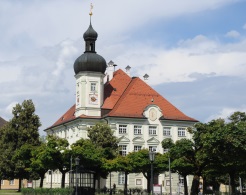 Außenansicht auf das Rathaus Altötting.