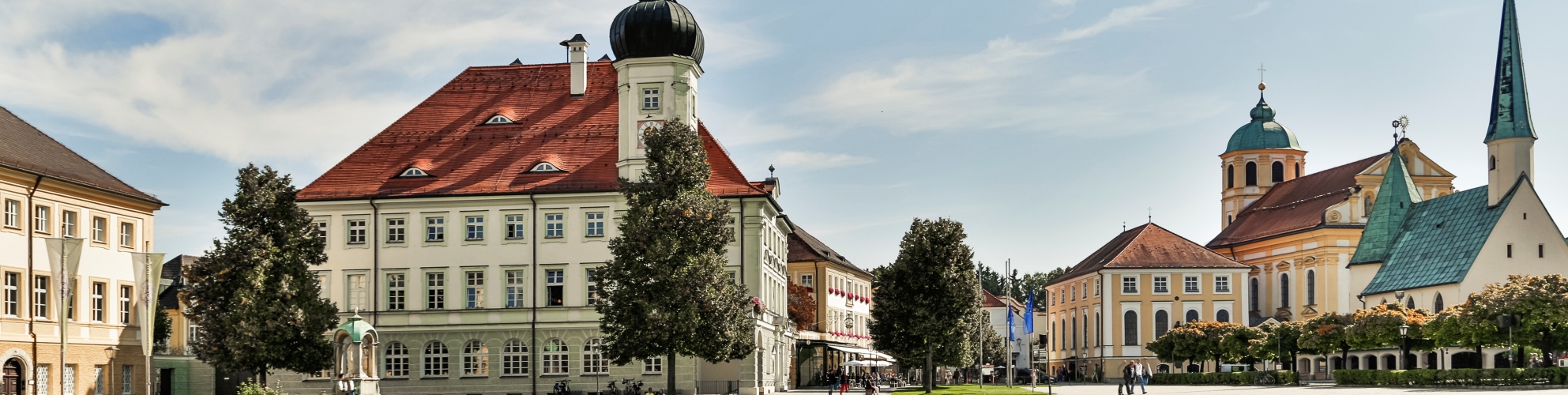 Blick auf den Kapellplatz Altötting mit dem Rathaus und der Gnadenkapelle.