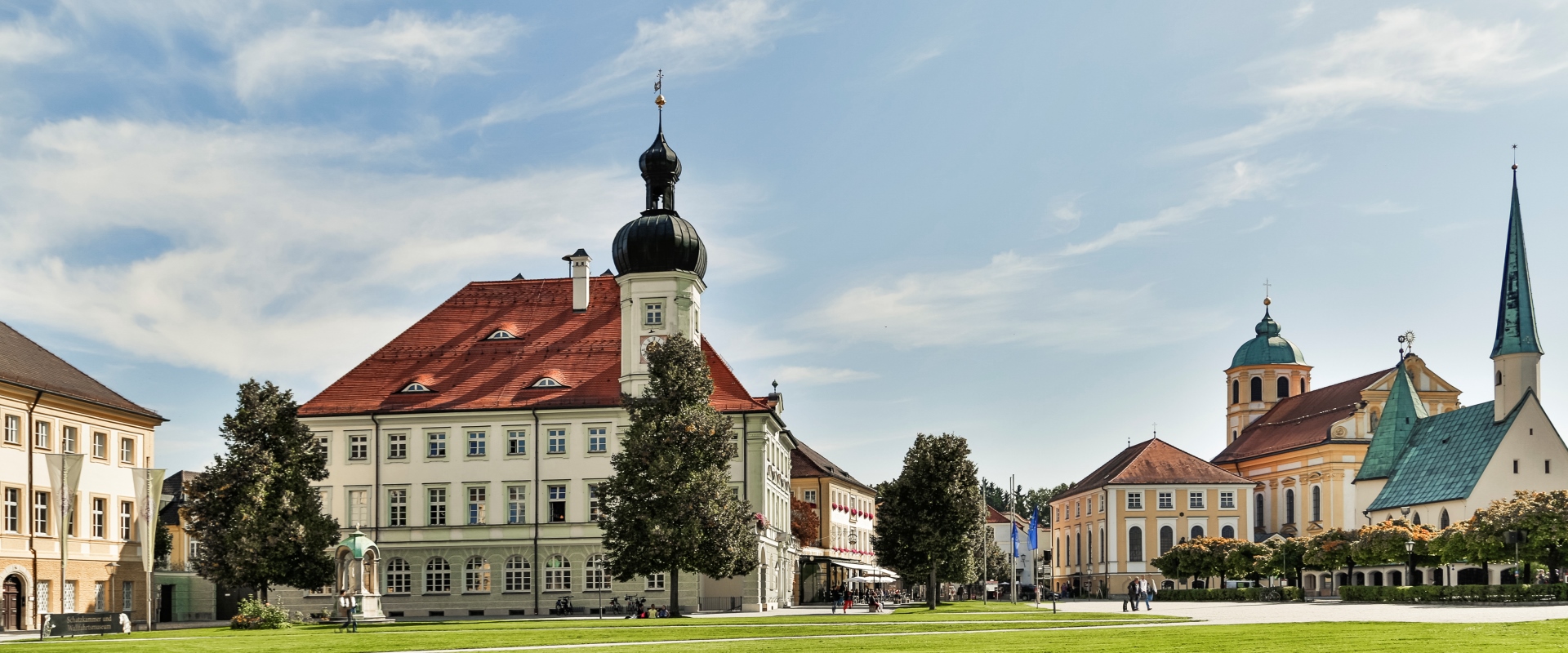 Blick auf den Kapellplatz Altötting mit dem Rathaus und der Gnadenkapelle.