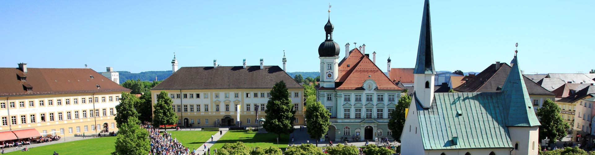 Pilger ziehen am Rathaus Altötting vorbei zur Gnadenkapelle.