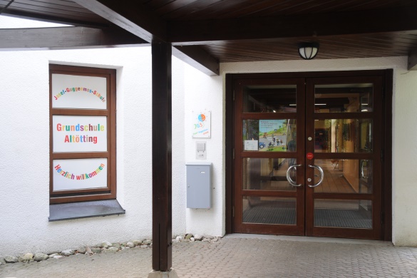 Grundschule Nord Altötting, Foto Stadt Altötting Eingangstür der Grundschule Nord in Altötting.