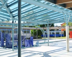 Stadt Altötting, Weiß-Ferdl Mittelschule Altötting, Pausenhof, Foto: Stadt Altötting