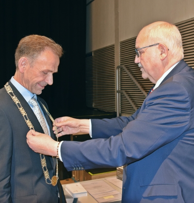 Hier wird der neue Erste Bürgermeister Stephan Antwerpen vereidigt.