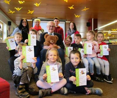 Gruppenfoto mit Urkunden der TeilnehmernInnen der Kindertagesstätte Franziskushaus an der Bib-Fit Aktion 2019 mit Büchereileiterin Sonja Zwickl und Erstem Bürgeremeister Herbert Hofauer.