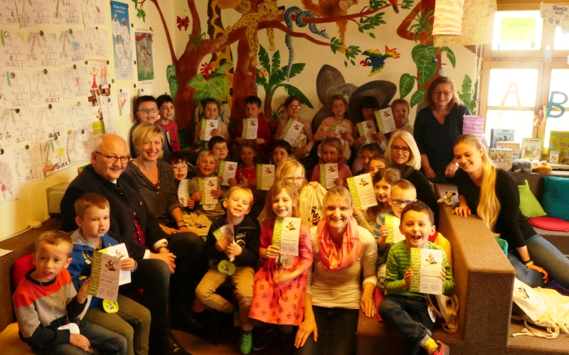 Gruppenfoto mit Urkunden der TeilnehmernInnen des Kindergarten St. Josef an der Bib-Fit Aktion 2019 mit Büchereileiterin Sonja Zwickl, Erstem Bürgeremeister Herbert Hofauer und den Betreuerinnen..