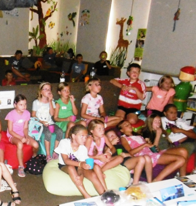 Kinder beim Kino im Rahmen des Ferienpassprogramms 2018 in der Stadtbücherei Altötting