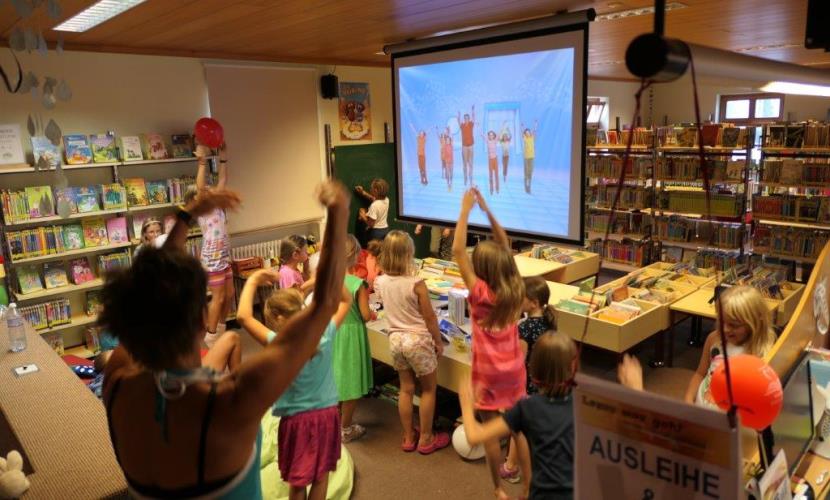Kinder bei Ferienpassprogramm Kino in der Stadtbücherei Altötting.