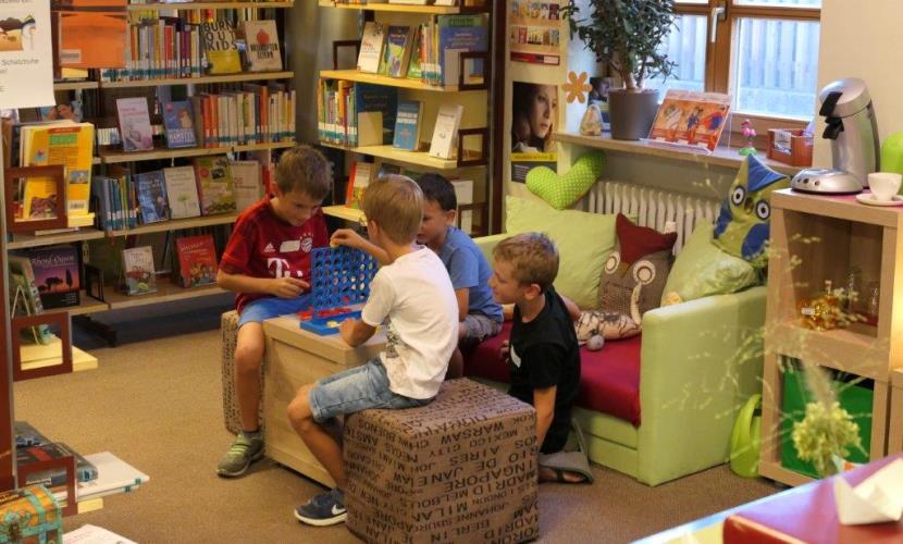 Kinder bei Ferienpassprogramm Kino in der Stadtbücherei Altötting.