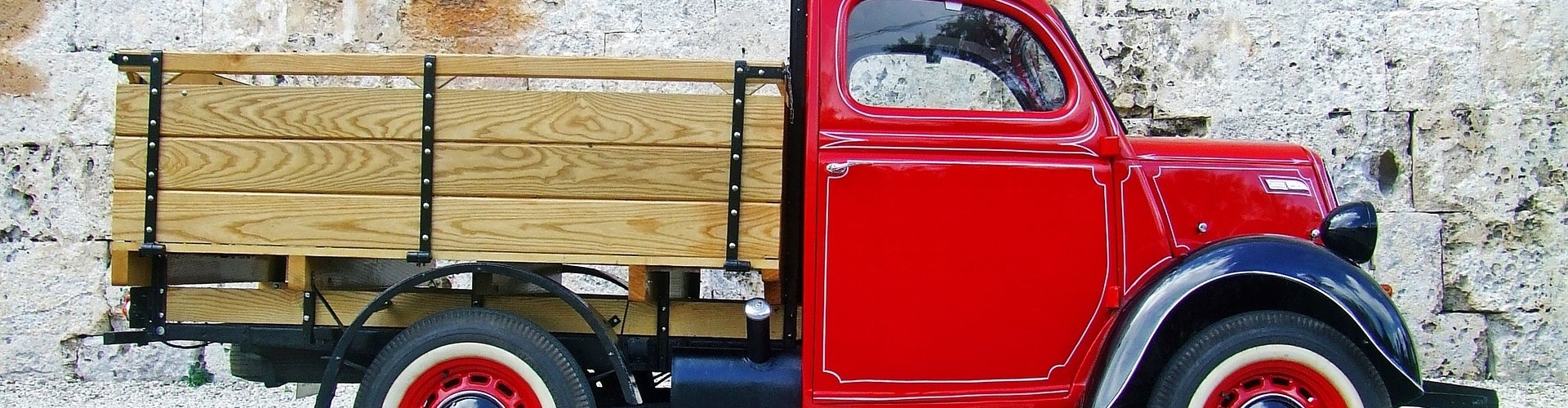 Ein roter Truck mit Holzladefläche