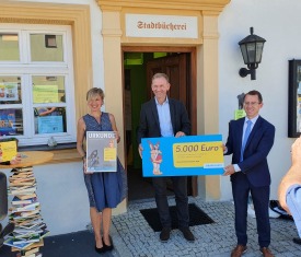 Stadt Altötting, Stadtbücherei, Priesübergabe Kinderbibliothekspreis 2020 Hier sehen Sie von links Büchereileiterin Sonja Zwickl, Ersten Bürgermeister Stephan Antwerpen und Dr. Andre Zorger von der Bayernwerk AG.