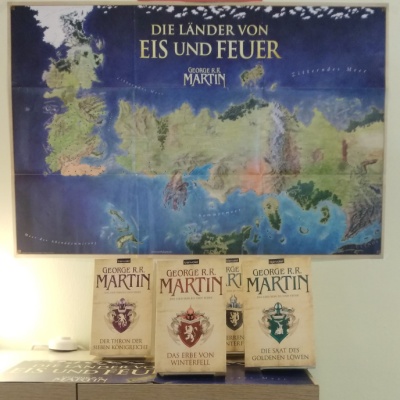 Präsentation der Bücher der Serie "Das Lied von Eis und Feuer" von George R.R. Martin vor der Landkarte der Länder von Eis und Feuer in der Stadtbücherei Altötting.