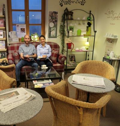 Stadtbücherei Altötting, Kaffee-Ecke, Foto Stadt Die gemütliche Kaffee-Ecke in der Stadtbücherei Altötting mit Tischen, Sesseln und einer kleinen Couch.