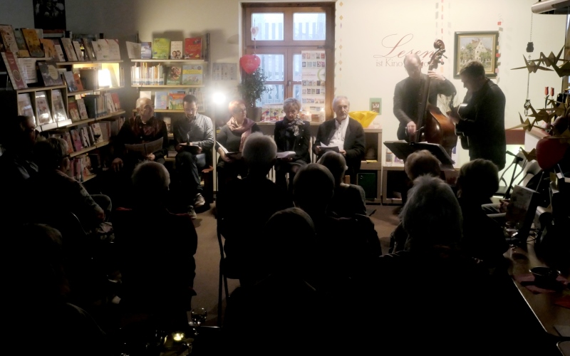 Zahlreiche Zuhörer lauschen der Darbietung der Oper auf Bayerisch in der Stadtbücherei Altötting.