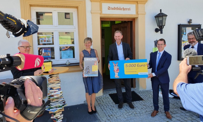 Hier sehen Sie ein Gruppenbild bei der Preisübergabe vom Kinderbibliothekspreis 2020 für die Statbücherei Altötting.