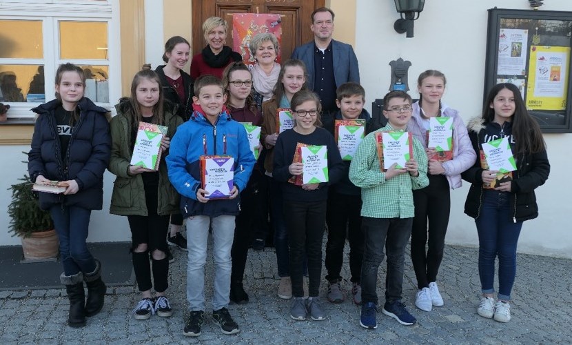 Gruppenfoto der Teilnehmer und Teilnehmerinnen am Vorlesewettbewerb Kreisentscheid 2019 in der Stadtbücherei Altötting.