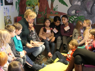 Kinder hören Sonja Zwickl zu bei der Vorlese3viertelstunde in der Stadtbücherei Altötting.
