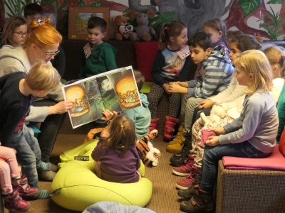 Kinder hören Gaby Walch zu bei der Vorlese3viertelstunde in der Stadtbücherei Altötting.