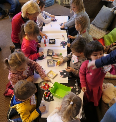 Kinder basteln mit Sabine Lobbichler nach der Vorlese3viertelstunde in der Stadtbücherei Altötting.