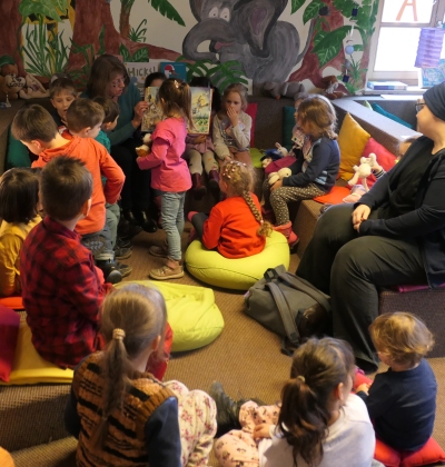Kinder lauschen gebannt Anni Auer bei der Vorlese3viertelstunde in der Stadtbücherei Altötting.