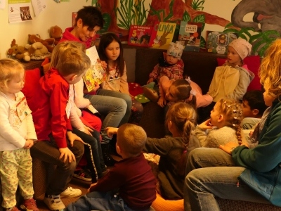 Kinder lauschen Waltraud Irngartinger bei der Vorlese3viertelstunde in der Stadtbücherei Altötting.