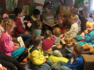 Kinder hören Ingrid Kessler bei der Vorlese3viertelstunde in der Stadtbücherei Altötting zu.