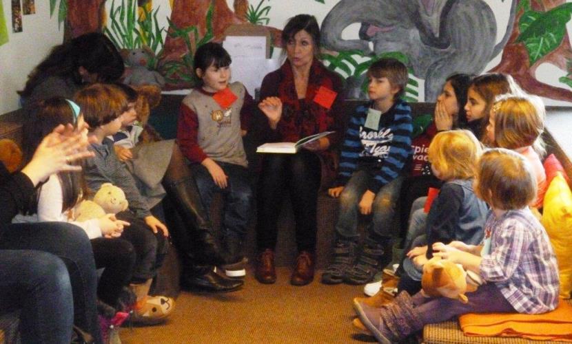Vorlese3viertelstunde mit Frau Schreiber-Fekter am 29.01.2016, Foto Stadt Vorlese3viertelstunde mit Frau Schreiber-Fekter am 29.01.2016. Sie liest aus dem Buch "Anna Apfelkuchen".