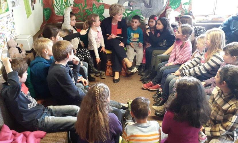 Vorlese3viertelstunde am 26.02.2016, Foto Stadt Vorlese3viertelstunde am 26.02.2016 mit Schulleiterin Isolde Grätzl. Sie liest aus dem Buch "Franz auf Klassenfahrt".