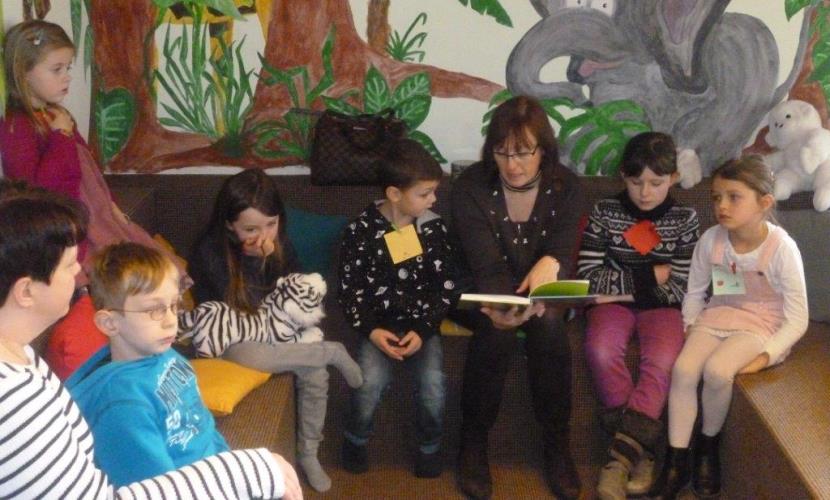 Vorlese3viertelstunde am 04.03.2016 mit Stadträtin Burghart, Foto Stadt Vorlese3viertelstunde am 04.03.2016 mit Stadträtin Christine Burghart. Sie liest aus dem Buch "Kleiner Drache Kokosnuss".