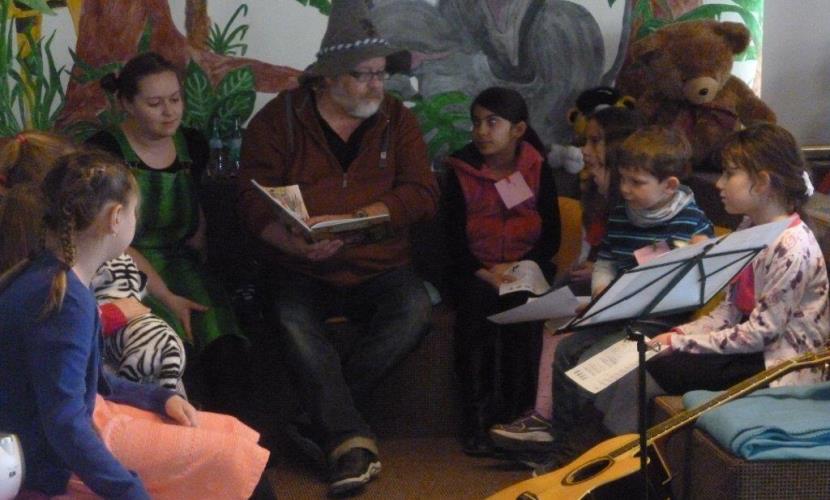 Vorlese3viertelstunde am 18.03.2016 mit Lese-Onkel Haghuber, Foto Stadt Lese-Onkel Herr Haghuber liest am 18.03.2016 bei der Vorlese3viertelstunde "Pettersson und Findus" vor.